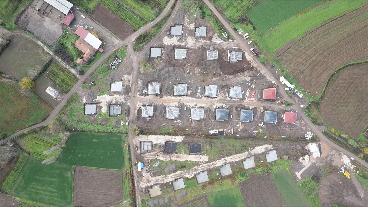 Balıkesir'in Sındırgı ilçesinde meydana gelen depremlerin ardından kırsal mahallelerde inşasına...