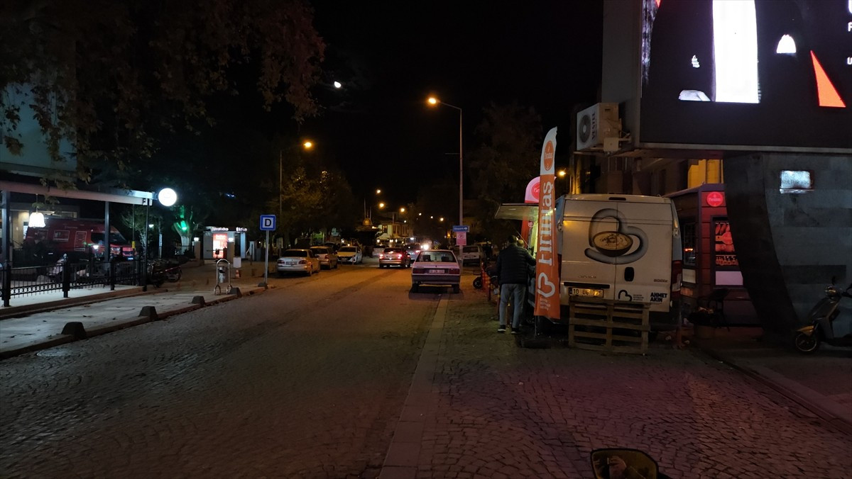 Balıkesir'in Sındırgı ilçesinde saat 00.02'de 4,3 büyüklüğünde deprem meydana geldi.