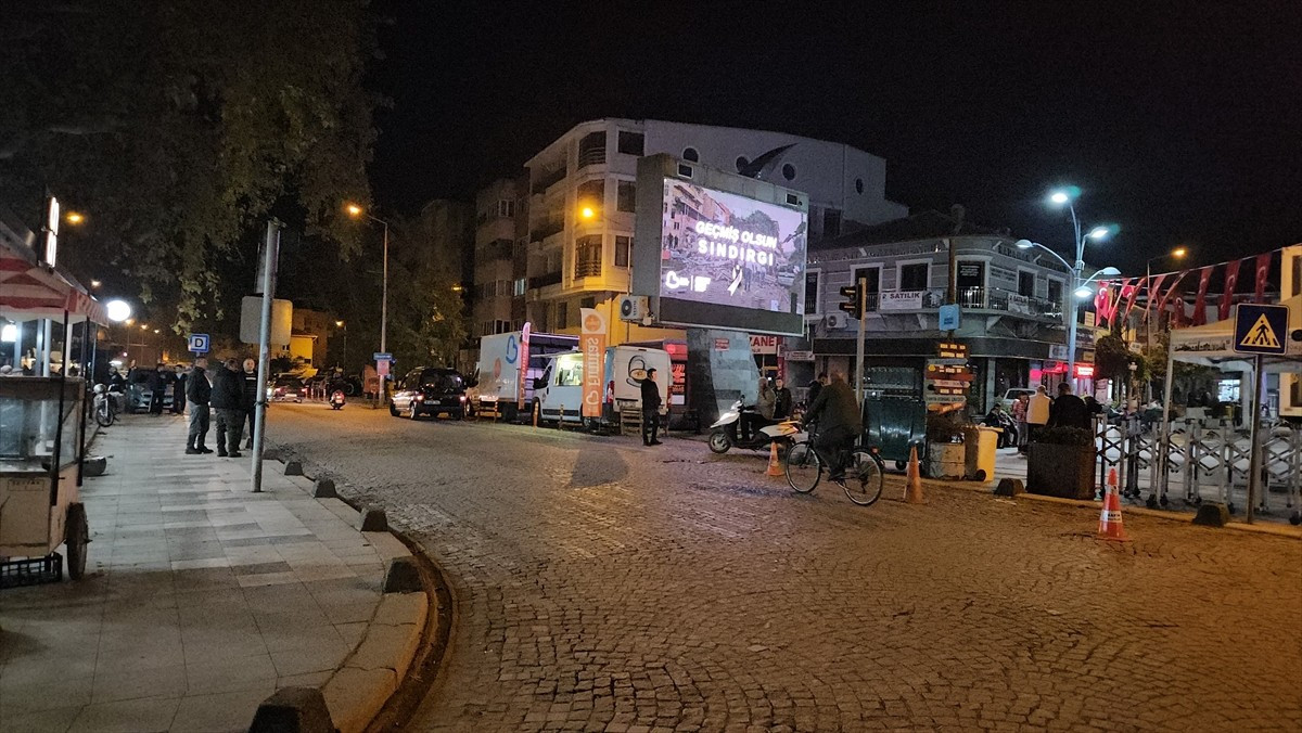Balıkesir'in Sındırgı ilçesinde saat 19.15'te 4,3 büyüklüğünde deprem meydana geldi.
