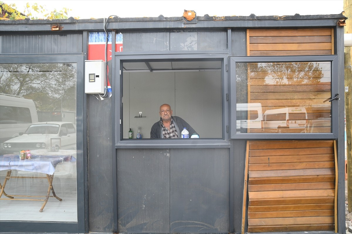 Balıkesir'in Sındırgı ilçesindeki depremlerin ardından iş yerleri hasar gören esnaf için Afet ve...