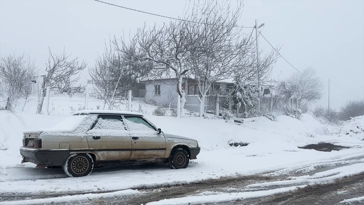 Balıkesir'in Sındırgı ilçesinin yüksek kesimlerinde kar yağışı etkili oldu.