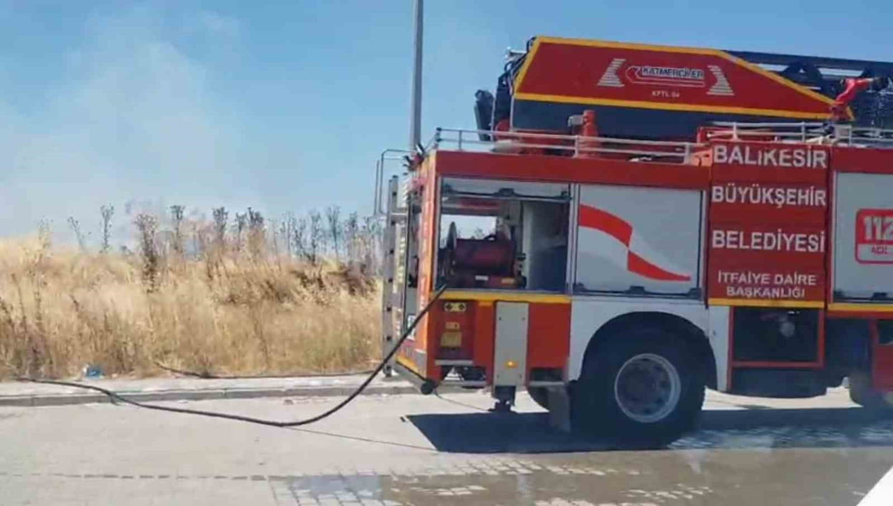 BALIKESİR'İN SUSURLUK İLÇESİNDE KAPALI PAZAR YERİNİN KARŞISINDA Kİ OTLUK ALANDA MEYDANA GELEN...