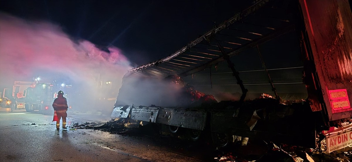 Balıkesir'in Susurluk ilçesinde seyir halindeki karton yüklü tırda çıkan yangın itfaiye ekipleri...