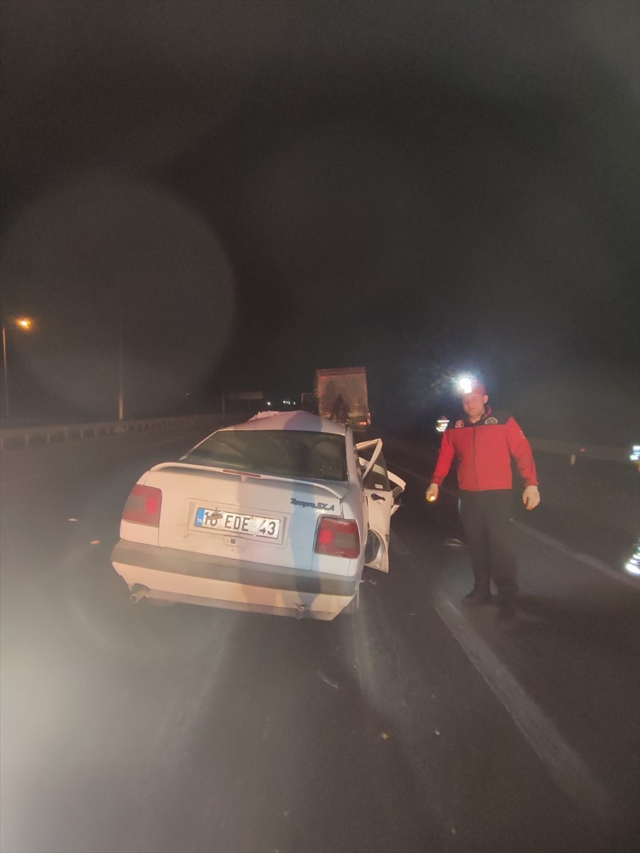 Balıkesir'in Susurluk ilçesinde tıra arkadan çarpan otomobilin sürücüsü öldü. Kaza yerine itfaiye...