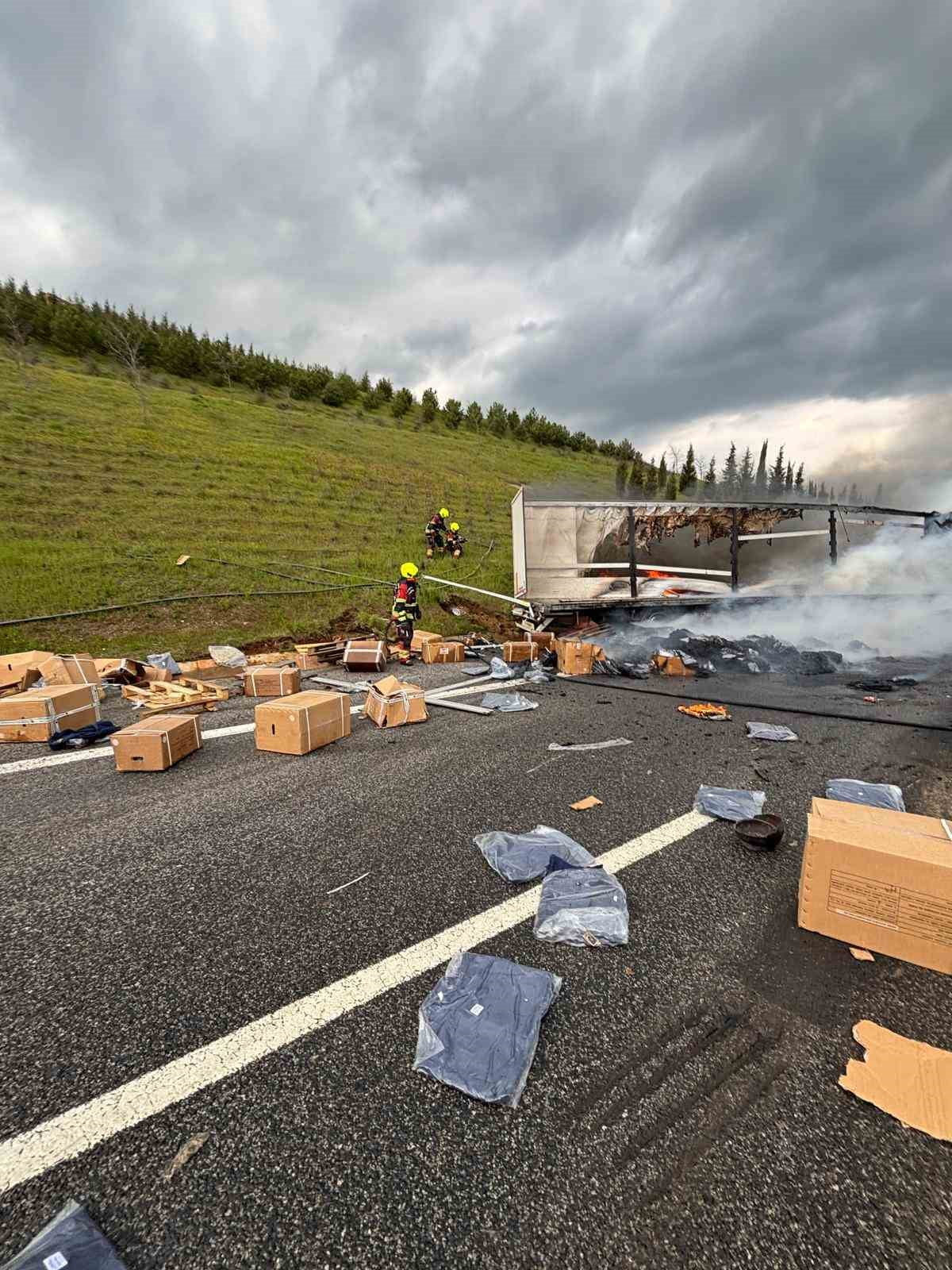 BALIKESİR’DE OTOYOLDA KORKUTAN TIR YANGINI; 2 YARALI