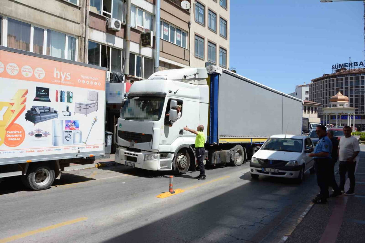 BALIKESİR’DE ŞEHİR MERKEZİNE GİREN BİR TIR İLERLEMEKTE ZORLUK YAŞAYINCA TRAFİKTE SIKIŞMA...