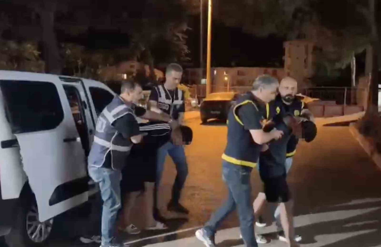 BALIKESİR’İN AYVALIK İLÇESİNDE TRAFİKTE ÇIKAN BIÇAKLI KAVGADA 1 KİŞİ YARALANDI. OLAYLA İLGİLİ...