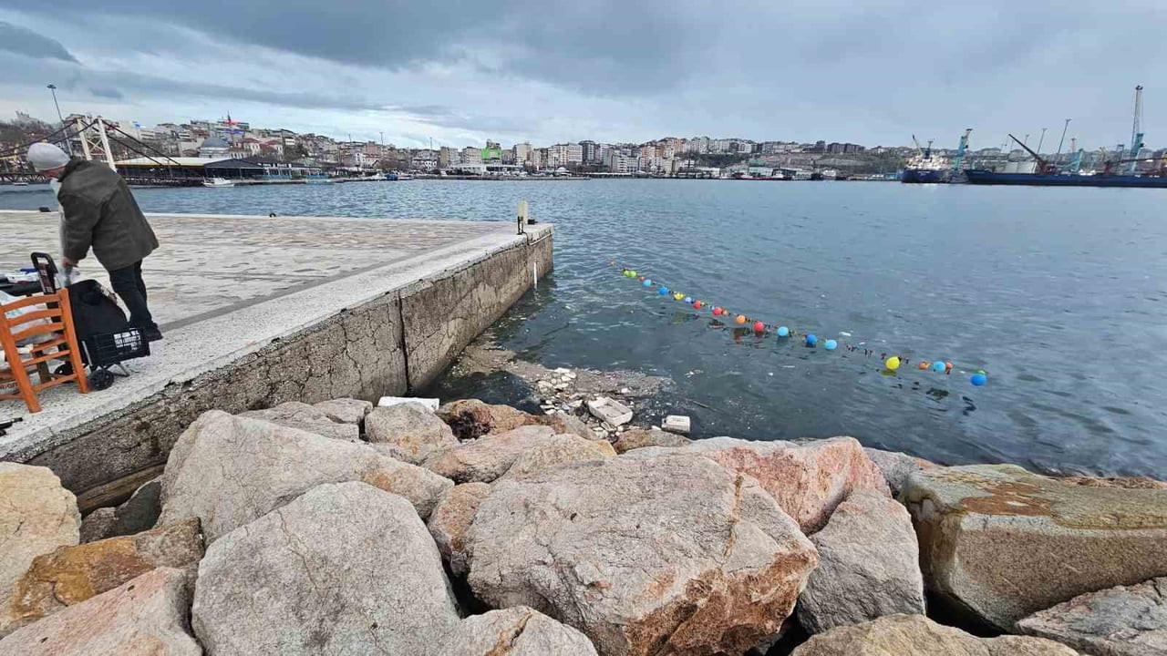 BALIKESİR’İN BANDIRMA İLÇESİNDE SAHİL BÖLGESİNDE BULUNAN HAVALI TÜFEKLE BALON ATIŞ ALANINDA...