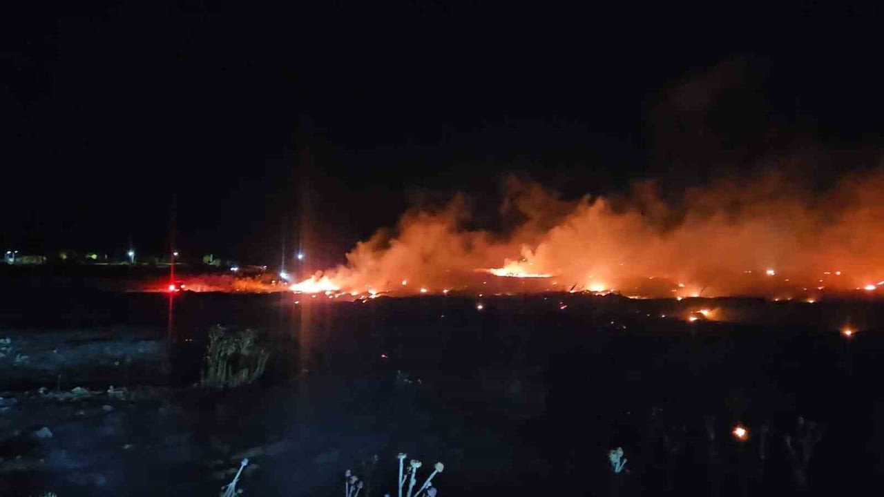 BALIKESİR’İN BURHANİYE İLÇESİNE BAĞLI ŞARKÖY MAHALLESİ’NDE OTLUK ALANDA ÖRTÜ YANGINI ÇIKTI....
