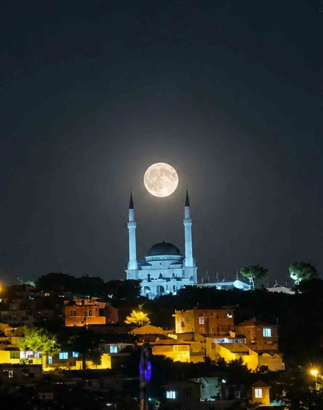 BALIKESİR’İN EDREMİT İLÇESİNDE GÖKYÜZÜNDE BELİREN TAM DOLUNAY, ŞEHRİN MİMARİ SEMBOLLERİNDEN BİRİ...