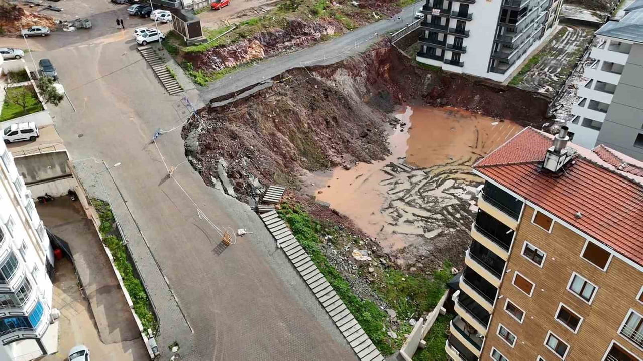 BALIKESİR’İN EDREMİT İLÇESİNDE SAĞANAK YAĞIŞLARIN ARDINDAN BİR İNŞAAT ALANINDA MEYDANA GELEN...