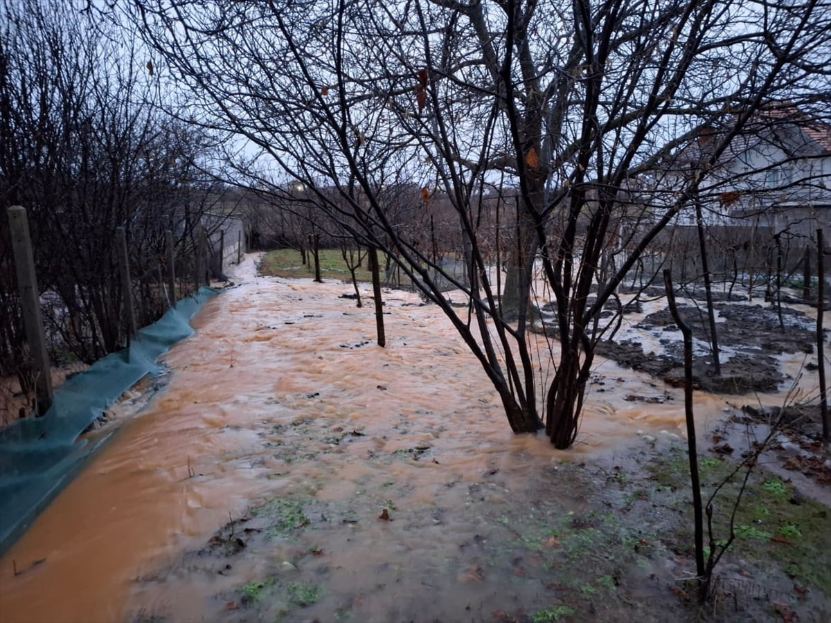 Balkan ülkelerinden Kosova'nın bazı bölgelerinde şiddetli yağış nedeniyle taşkınlar meydana...