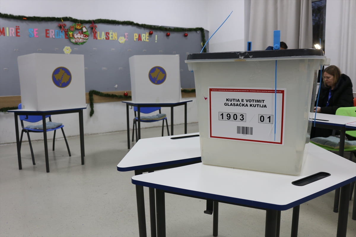 Balkan ülkesi Kosova'da düzenlenen erken genel seçimde oy kullanma işlemi başladı.