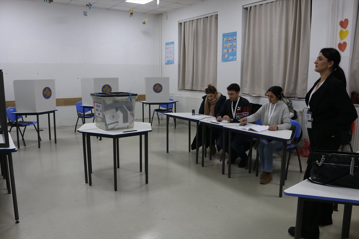 Balkan ülkesi Kosova'da düzenlenen erken genel seçimde oy kullanma işlemi tamamlandı.
