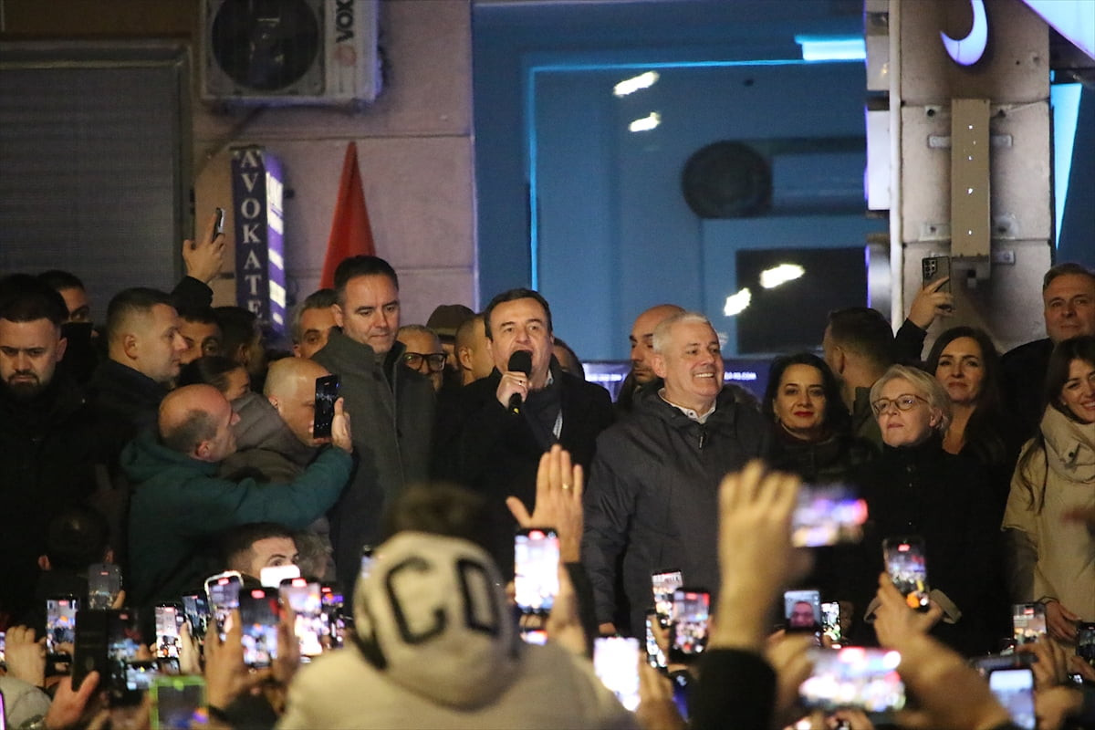 Balkan ülkesi Kosova'da yapılan erken genel seçimde oyların yaklaşık yüzde 98'inin sayımı...