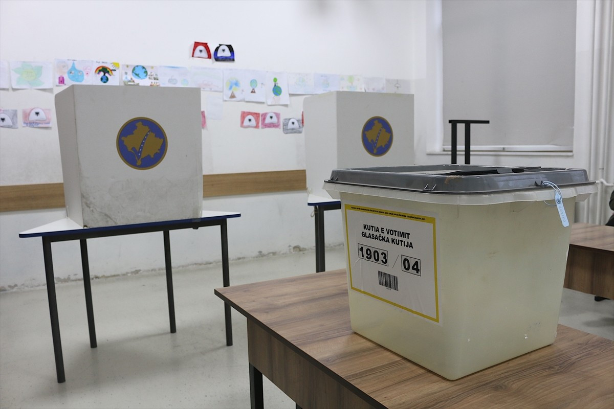 Balkan ülkesi Kosova’da yerel seçimin ilk turunda gerekli yüzde 50'nin üzerinde oyun alınamadığı...