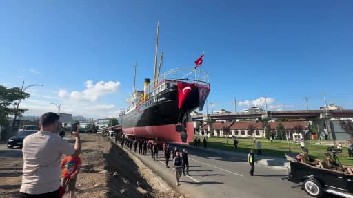 Bandırma Vapuru karadan yürütülerek yeni yerine taşındı: Mehter marşı ile karşılandı
