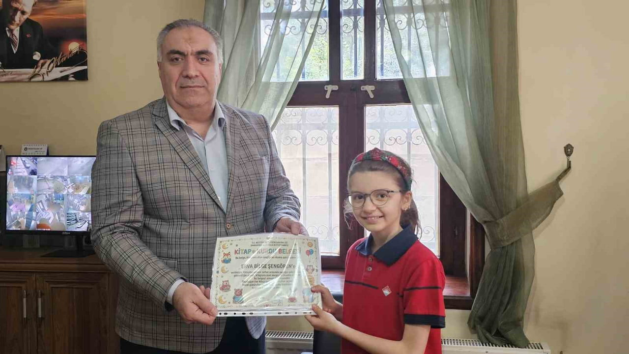 BANDIRMA'DA KÜTÜPHANE HAFTASINDA ÖRNEK ÖĞRENCİLERE ÖDÜL