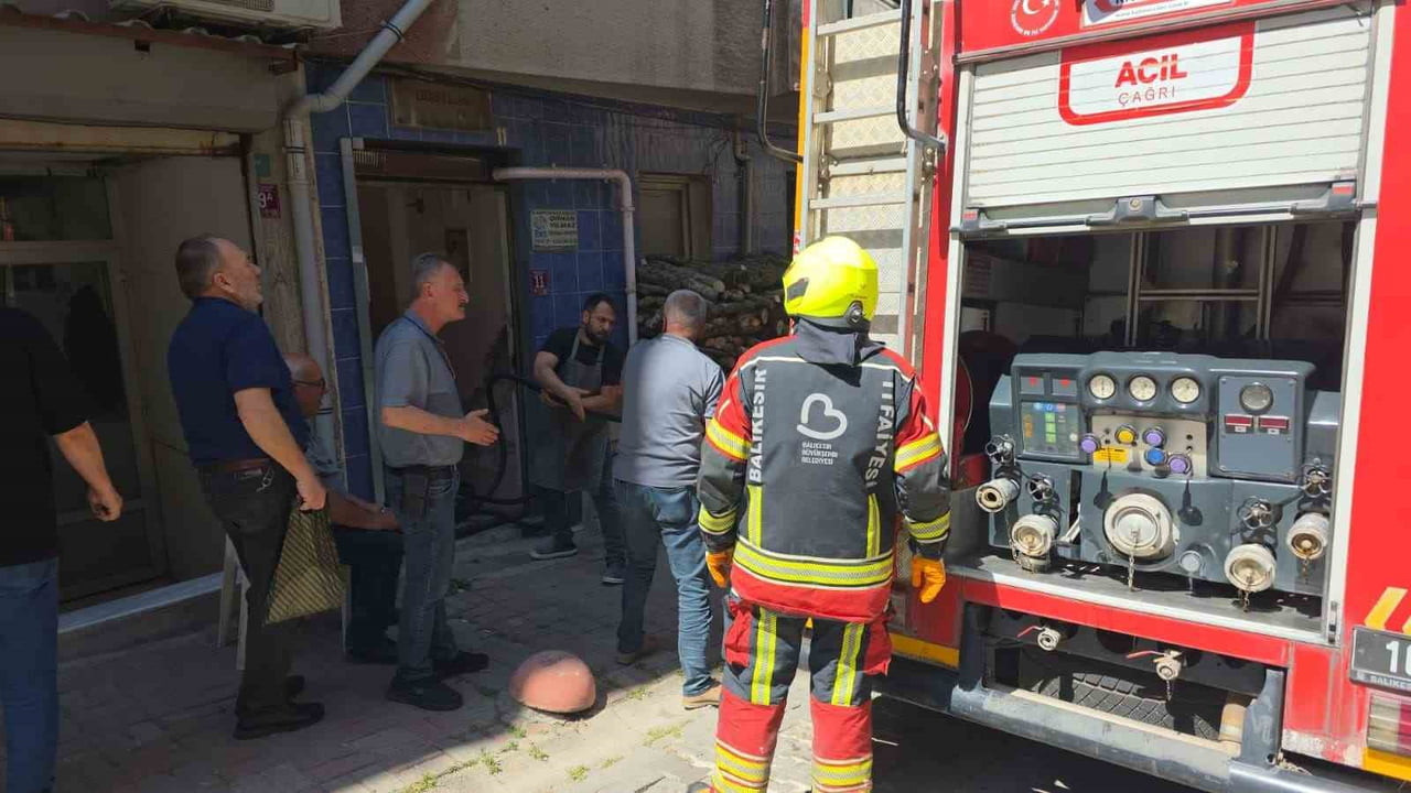BANDIRMA’DA DAVLUMBAZDAN ÇIKAN YANGIN MAHALLEYİ AYAĞA KALDIRDI
