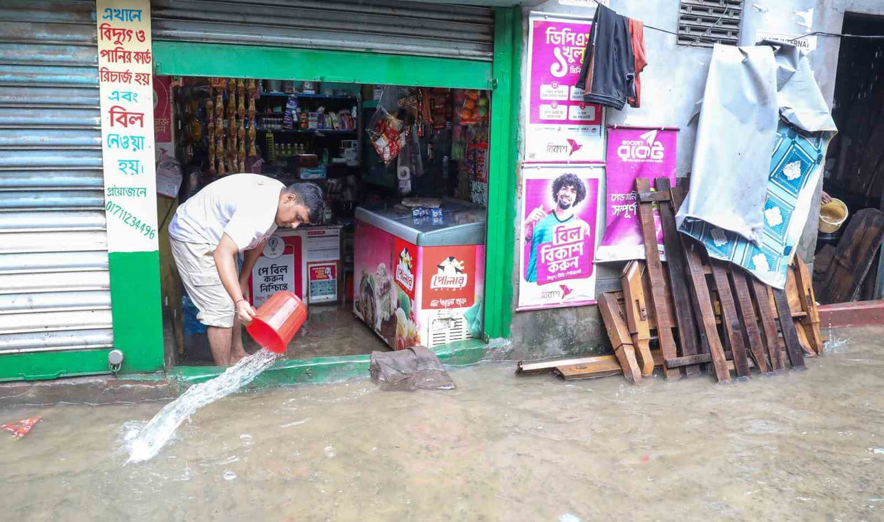 BANGLADEŞ’TE MEYDANA GELEN ŞİDDETLİ MUSON YAĞIŞLARININ NEDEN OLDUĞU SEL VE TOPRAK KAYMALARI SONUCU...
