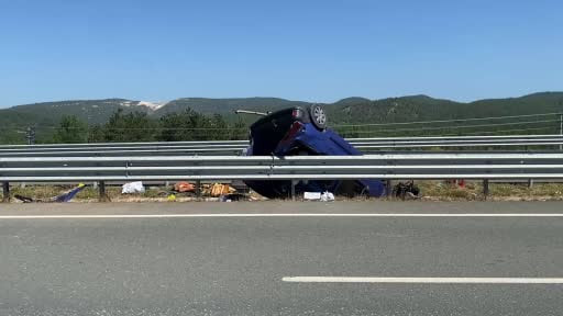 Bariyerlere çarpan hafif ticari araç ters döndü: 3 yaralı
