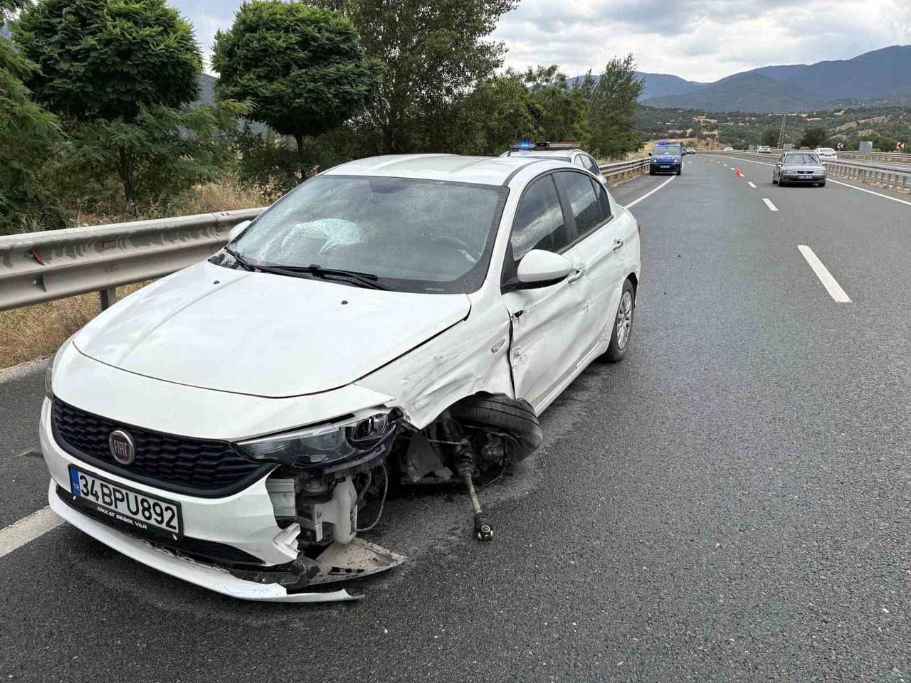 BARİYERLERE ÇARPAN OTOMOBİLDEKİ 4 KİŞİ YARALANDI.