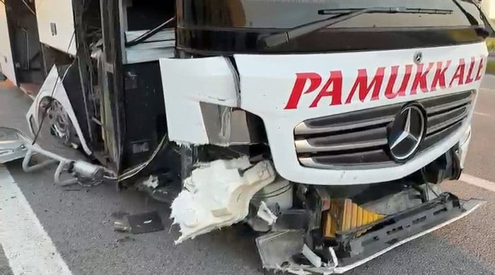 BARİYERLERE ÇARPARAK TEKERLEĞİNİ PATLATAN OTOBÜSTE MUAVİN KOPAN KAPIDAN DÜŞEREK YARALANDI.
