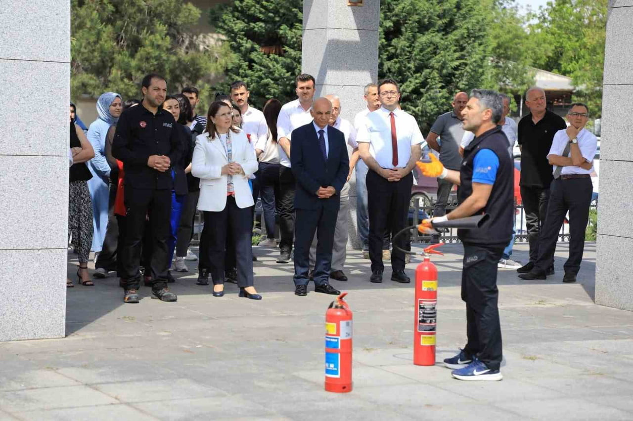 BARTIN AFET VE ACİL DURUM MÜDÜRLÜĞÜ EKİPLERİ TARAFINDAN, VALİLİK HİZMET BİNASINDA GÖREV YAPAN...