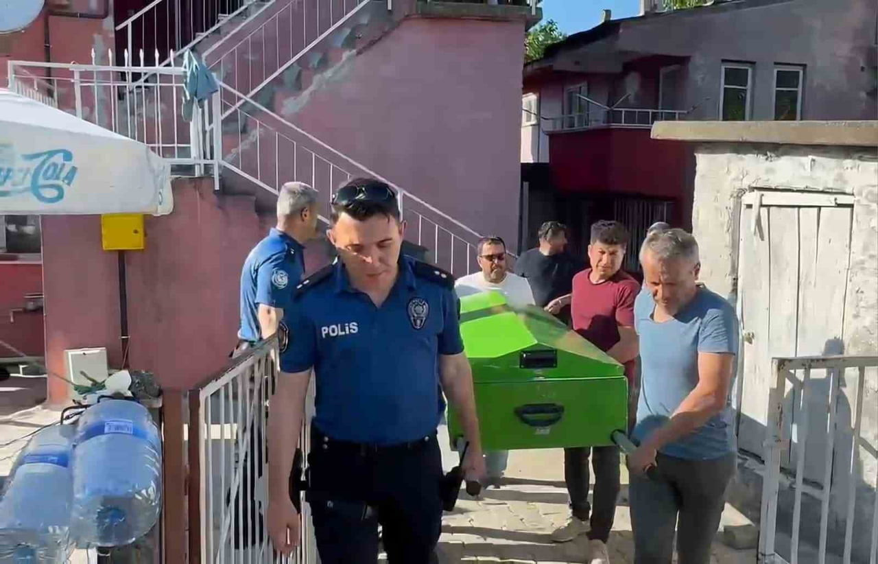 BARTIN AMASRA İLÇE EMNİYET MÜDÜRLÜĞÜ BÜNYESİNDE 16 YILDIR TEKNİSYEN YARDIMCISI OLARAK GÖREV YAPAN...