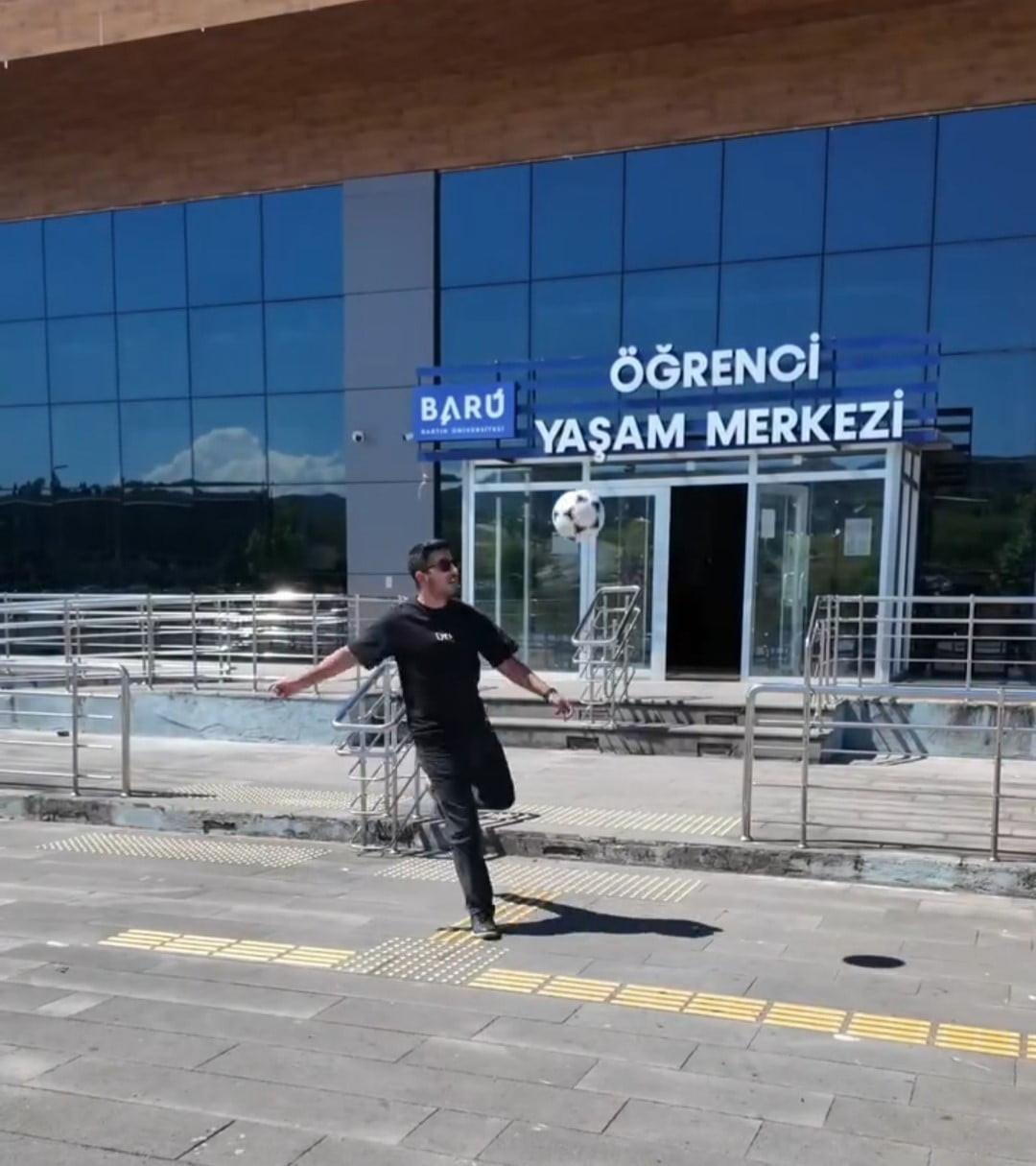 BARTIN ÜNİVERSİTESİ (BARÜ) AY MİLLİ FUTBOL TAKIMINA DESTEK VİDEOSU HAZIRLADI