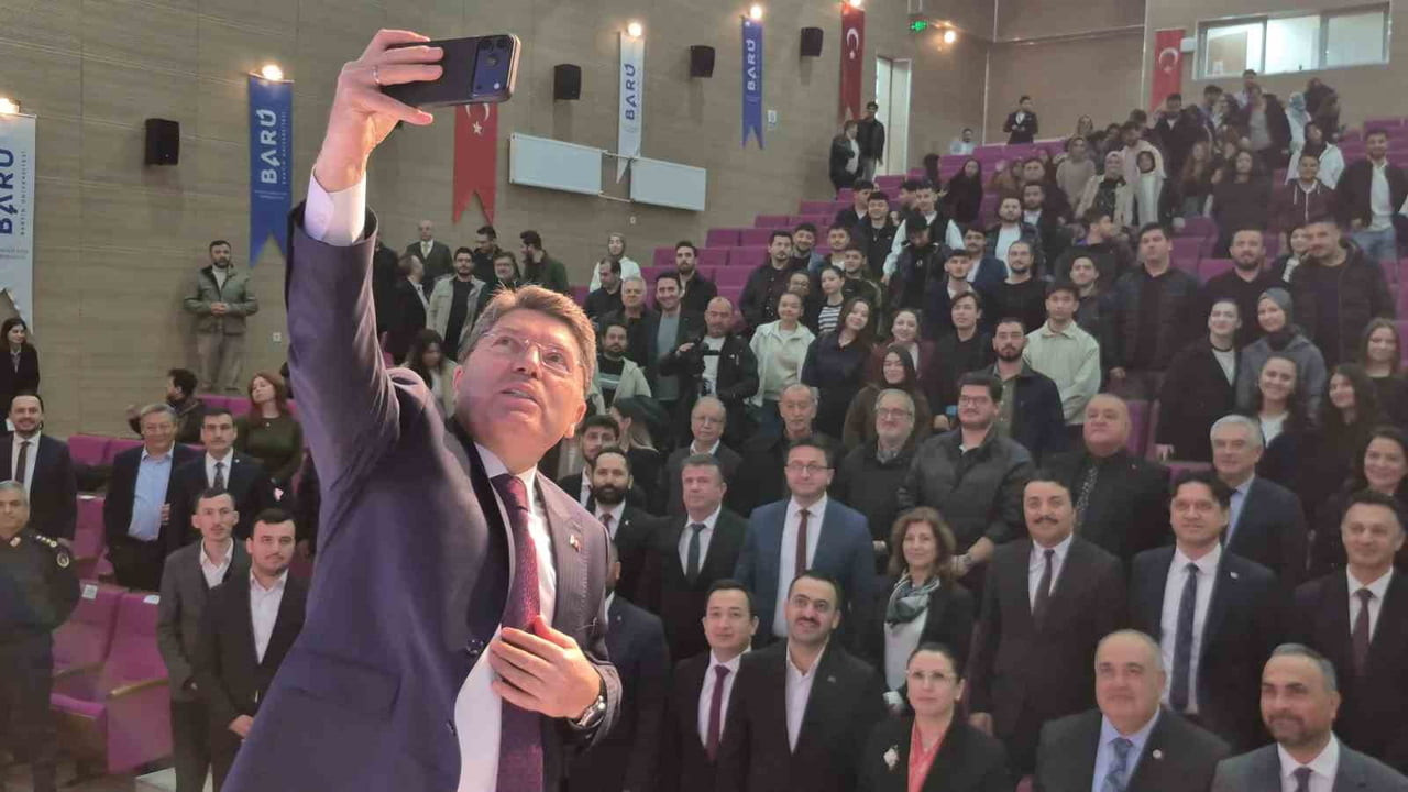 BARTIN ÜNİVERSİTESİ'NDE DÜZENLENEN İHTİSAS AKADEMİSİ'NİN İLK DERSİNİ VEREN ESKİ ADALET BAKANI...