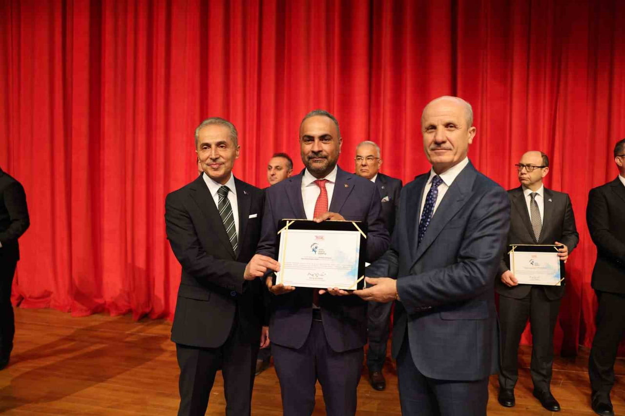 BARTIN ÜNİVERSİTESİNİN (BARÜ) "SPOR DOSTU KAMPÜS" ÖDÜLÜ, REKTÖR PROF. DR. AHMET AKKAYA’YA...