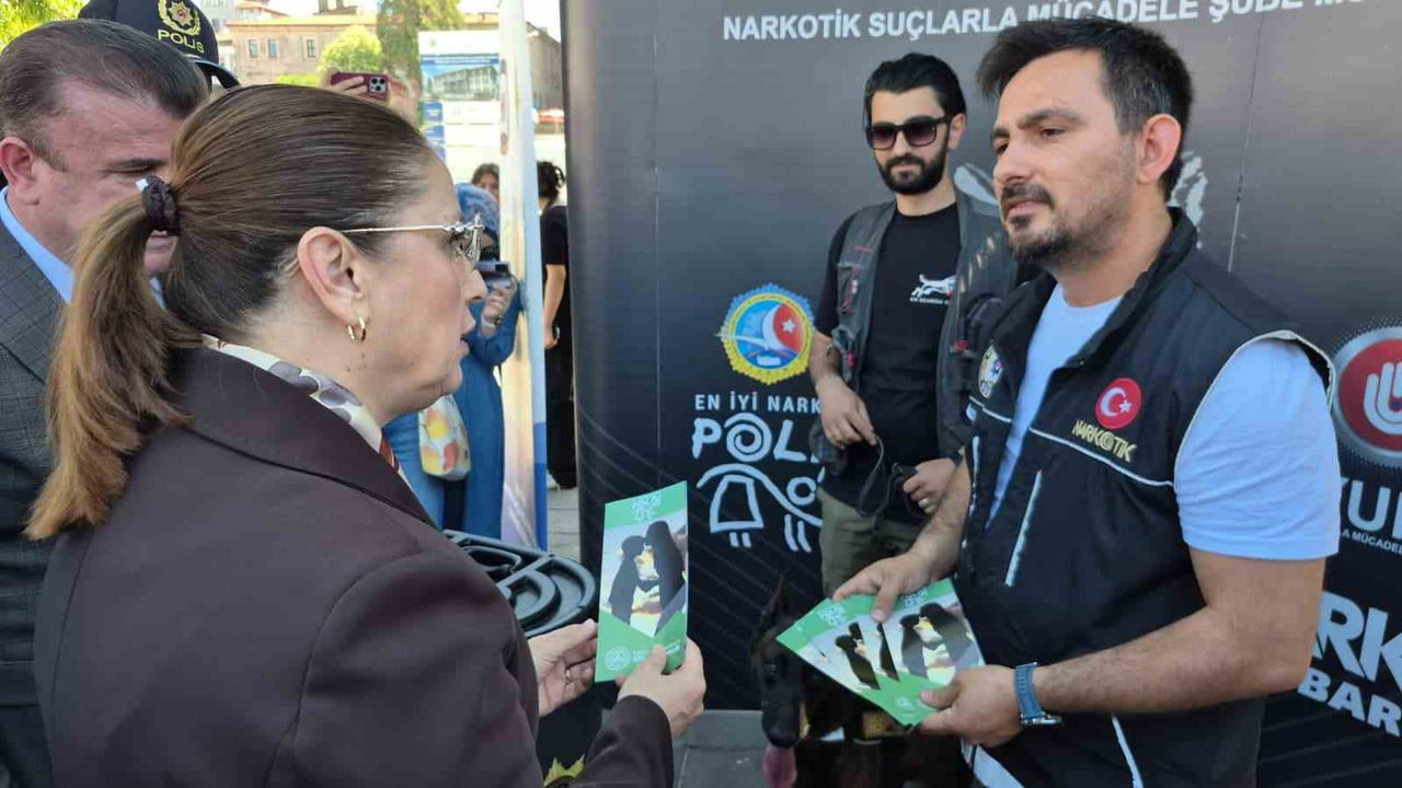 BARTIN VALİSİ NURTAÇ ARSLAN, SİNEMA TIRINDA ÇİZGİ FİLM İZLEDİ MEYDANDA KURULAN STANTLARI GEZEN...