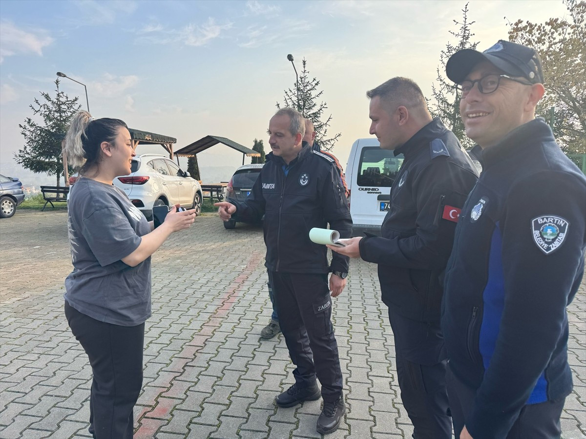 Bartın'da belediye işçisi, temizlik yaparken bulduğu, içerisinde para ve kredi kartları olan...