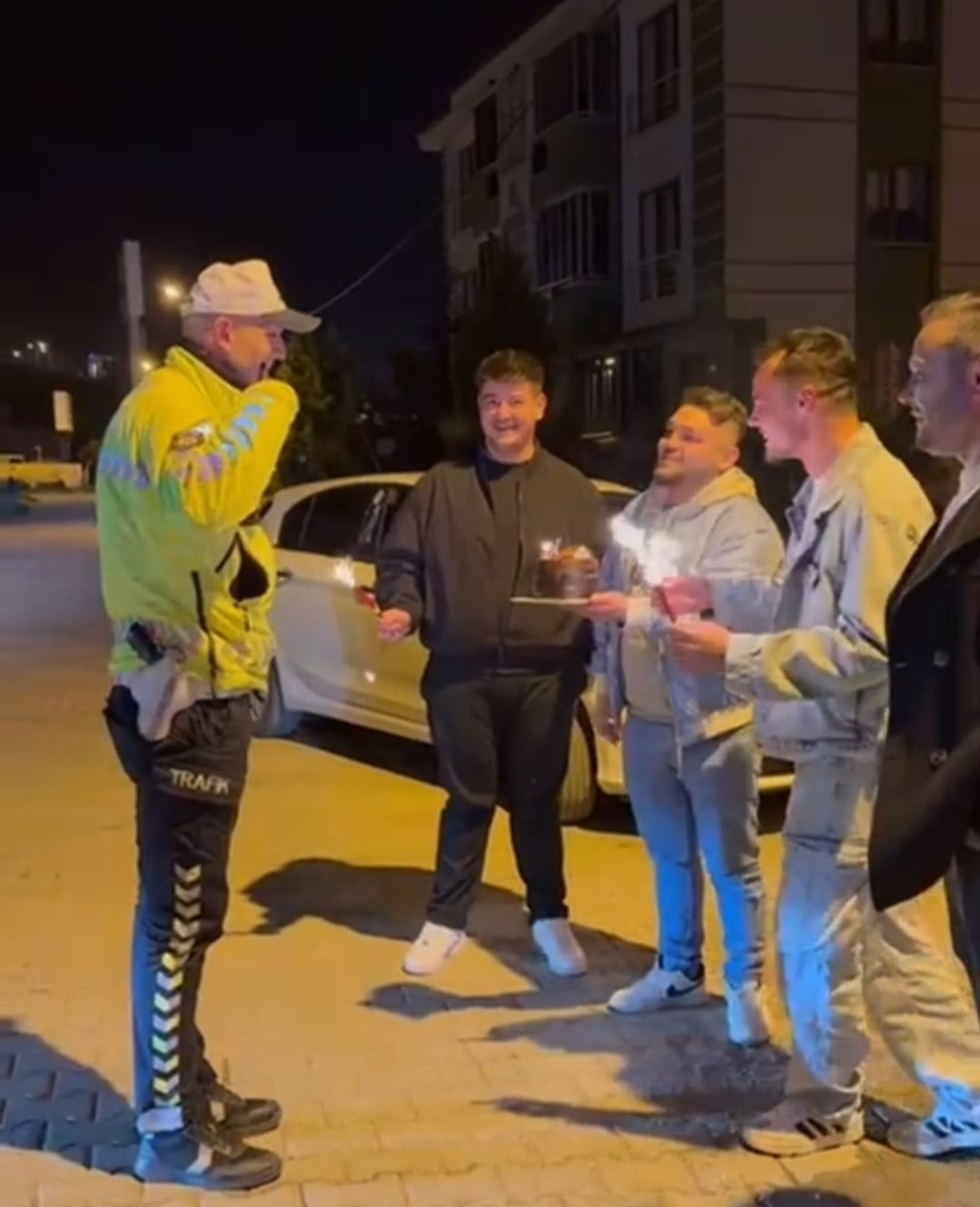 BARTIN'DA BİR ARAYA GELEN GENÇLER, POLİS EKİPLERİNİN POLİS GÜNÜ'NÜ KUTLAMAK İÇİN SAHTE İHBARDA...