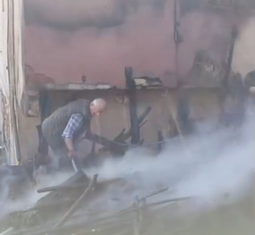 BARTIN'DA BİR VATANDAŞA AİT ODUNLUKTA ÇIKAN YANGIN, MAHALLE SAKİNLERİNİN MÜDAHALESİ İLE KISA...