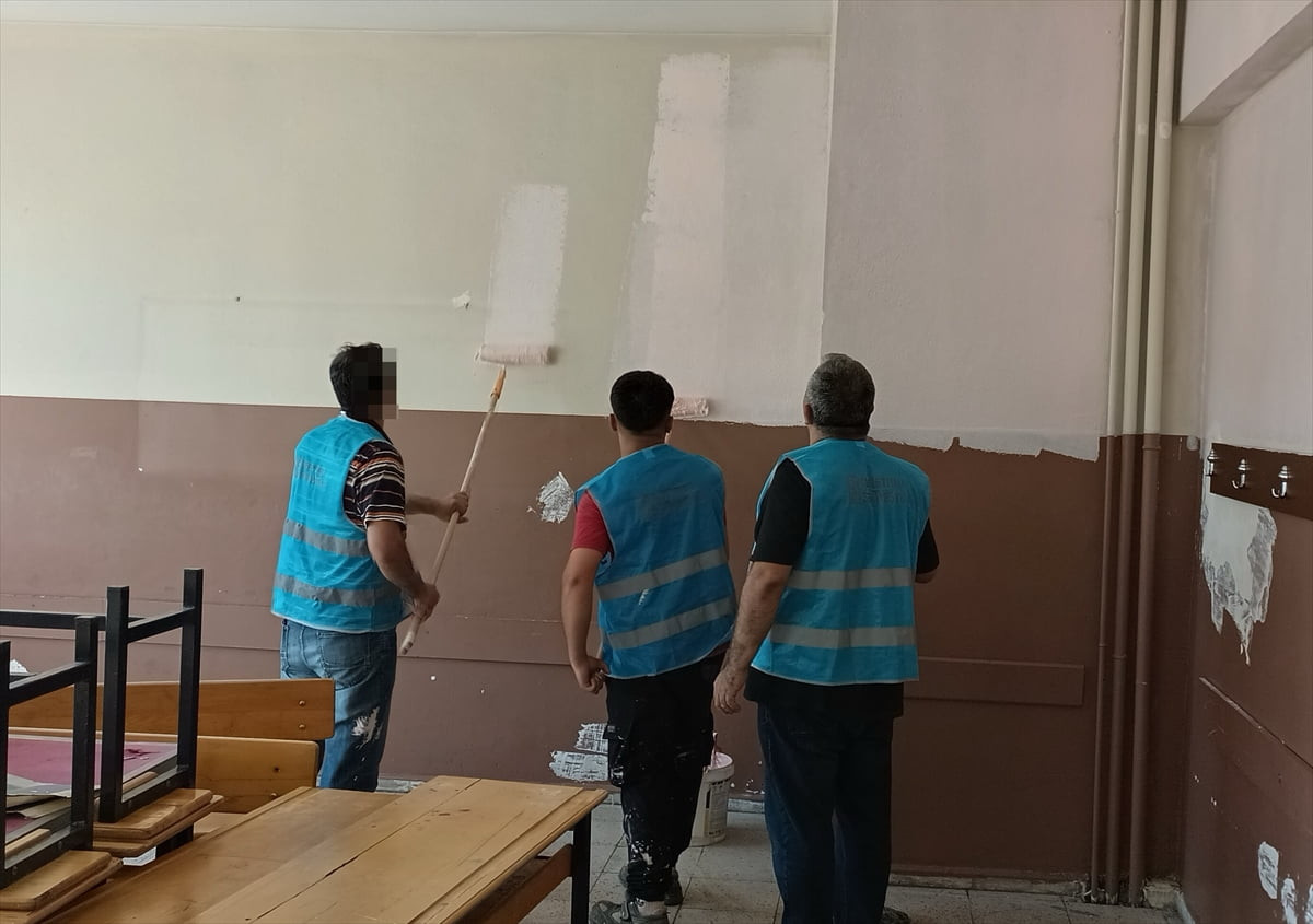 Bartın'da boyacılık eğitimi alan denetimli serbestlik yükümlüleri, kamu binalarını boyayarak yeni...