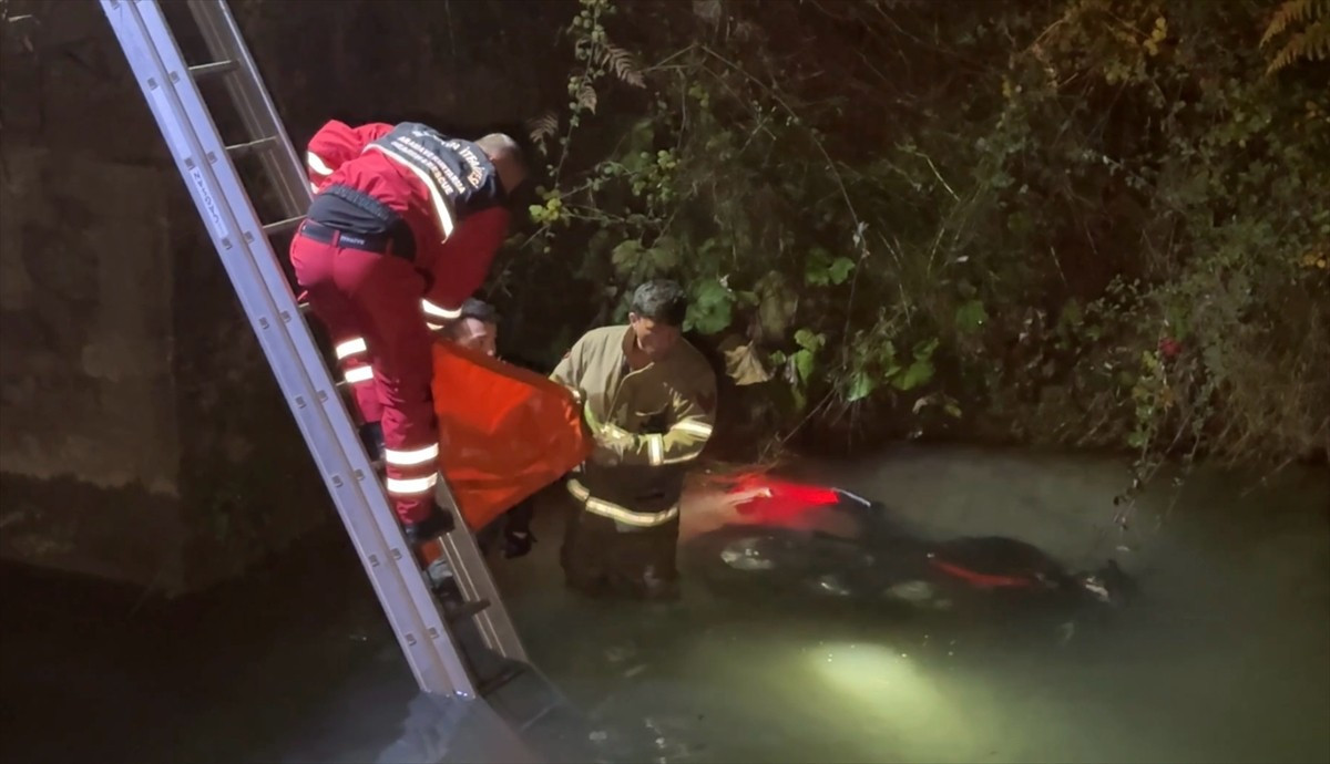 Bartın'da dere yatağına devrilen motosikletin sürücüsü, itfaiye ekiplerince kurtarıldı.
