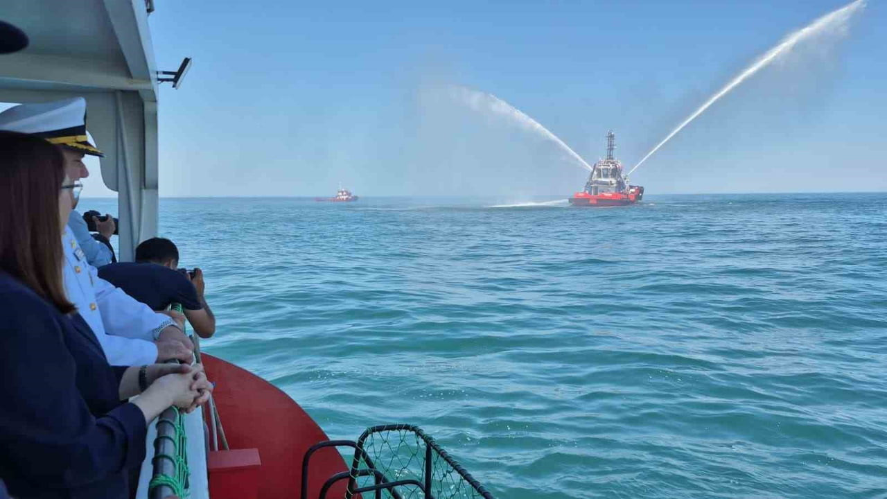 BARTIN'DA GERÇEKLEŞTİRİLEN DENİZCİLİK BAYRAMI KUTLAMALARINDA RENKLİ GÖRÜNTÜLER OLUŞTU. AŞIRI...