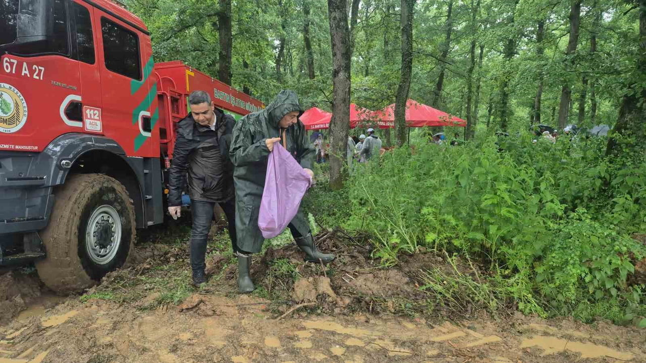 BARTIN'DA GERÇEKLEŞTİRİLEN "ORMAN BENİM" ETKİNLİĞİNDE İL PROTOKOLÜ VE GENÇLER, YAĞAN YAĞMURA VE...