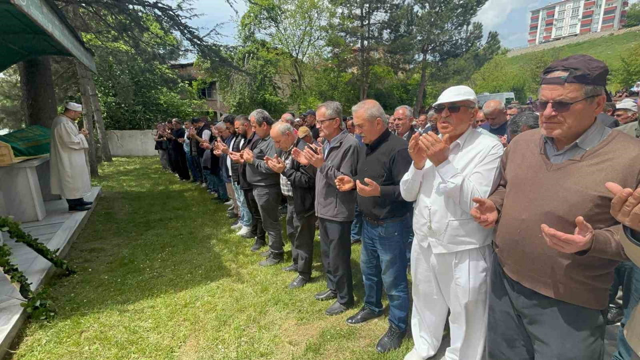 BARTIN'DA MEYDANA GELEN EV YANGININDA ÖLEN 71 YAŞINDAKİ OSMAN ATİK, DUALARLA SON YOLCULUĞUNA...