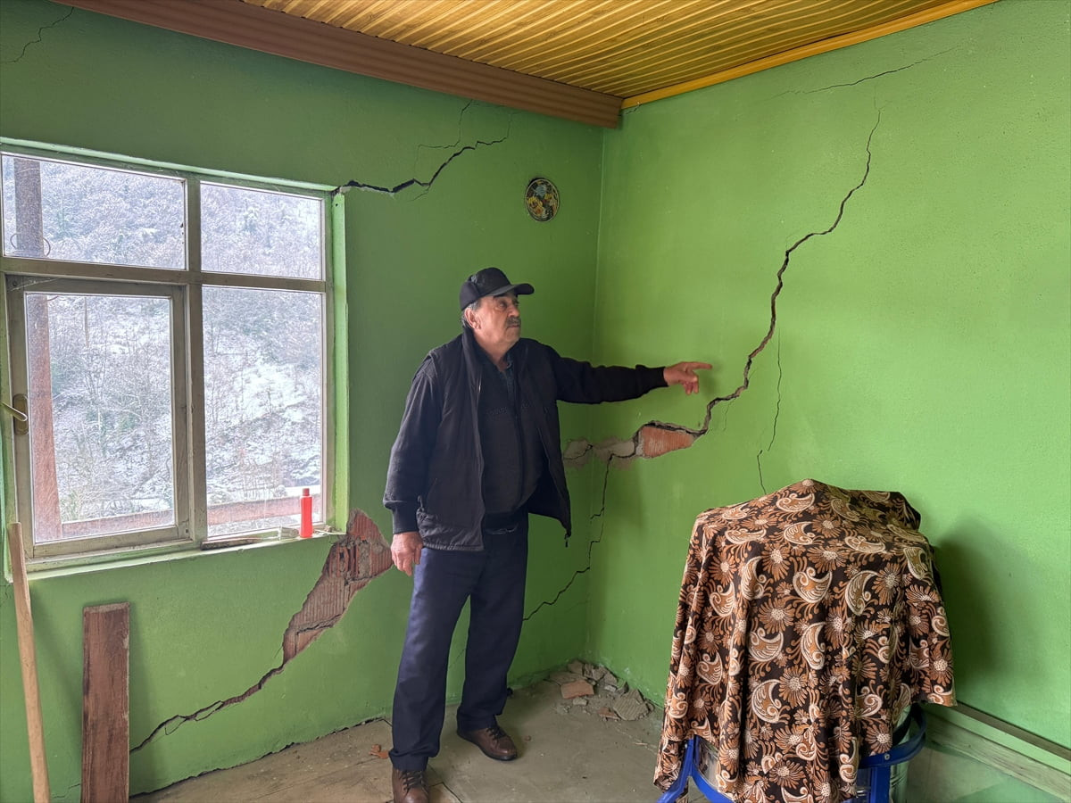 Bartın'da meydana gelen heyelan sonucu bir köydeki 15 evde çatlaklar oluşması üzerine inceleme...