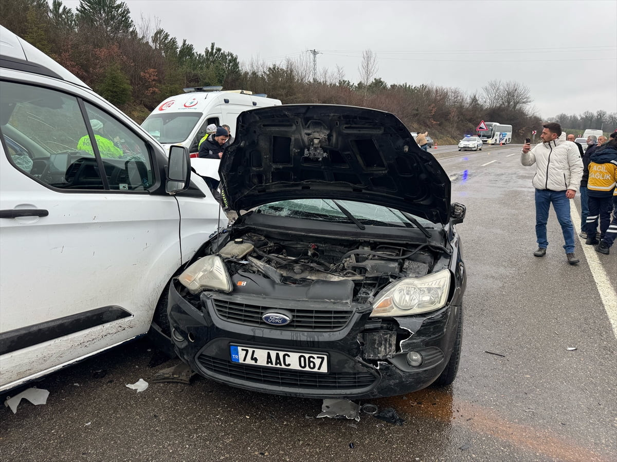 Bartın'da meydana gelen trafik kazasında polis memuru hayatını kaybetti, bir kişi yaralandı.