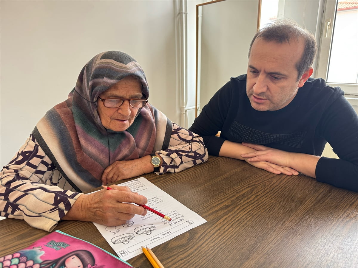 Bartın'da okul hayali yarım kalan Fatma Koç, azmiyle 80 yaşından sonra okuryazar oldu. Okuma yazma...