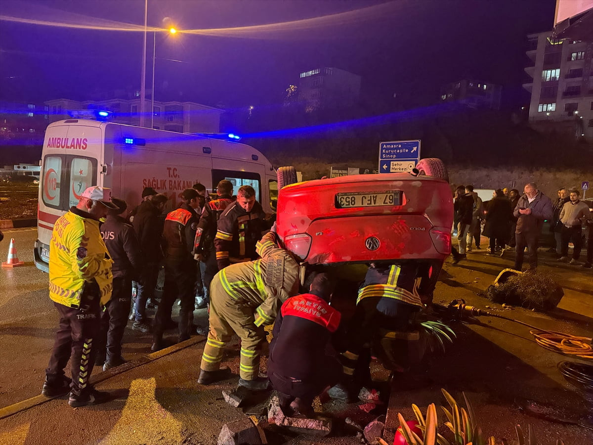 Bartın'da polisin "dur" ihtarına uymayarak kaçan sürücünün refüje çarparak takla atması sonucu 3...