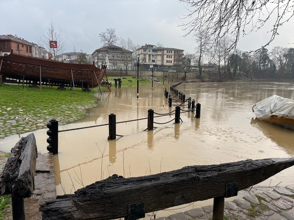 Bartın'da sağanak nedeniyle Bartın Irmağı taştı.