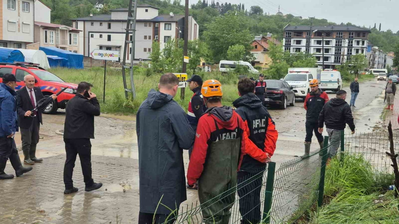 BARTIN'DA SARI KODLA YAPILAN SAĞANAK UYARISININ ARDINDAN BİR BELDE 5 ANAYOL SU ALTINDA KALIRKEN...