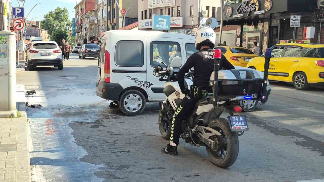 BARTIN'DA SEYİR HALİNDEKİ BİR ARAÇTA ÇIKAN YANGIN EKİPLER TARAFINDAN SÖNDÜRÜLDÜ. EKİPLERİN...