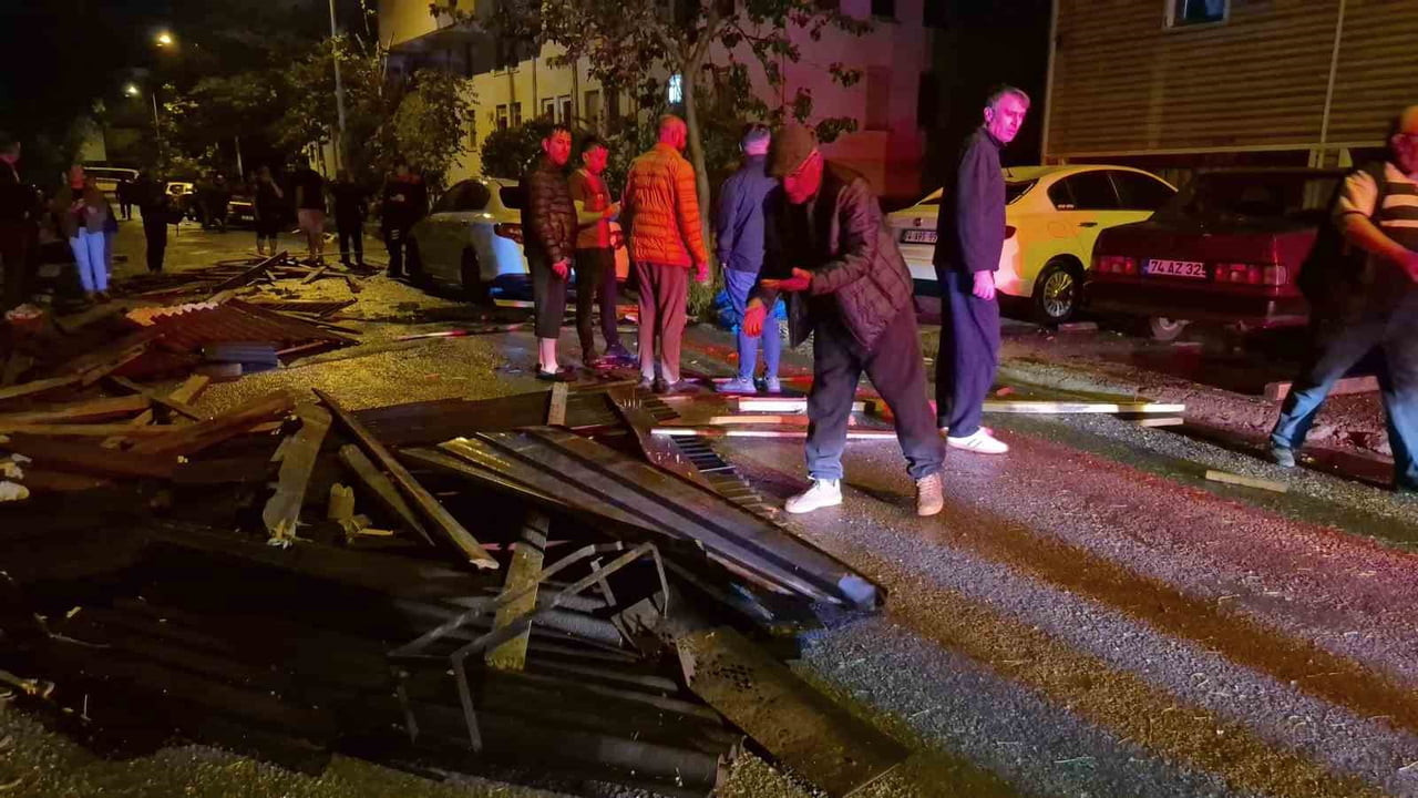 BARTIN'DA ŞİDDETLİ FIRTINA EVİN ÇATISINI UÇURDU, 6 ARAÇ HASAR GÖRDÜ