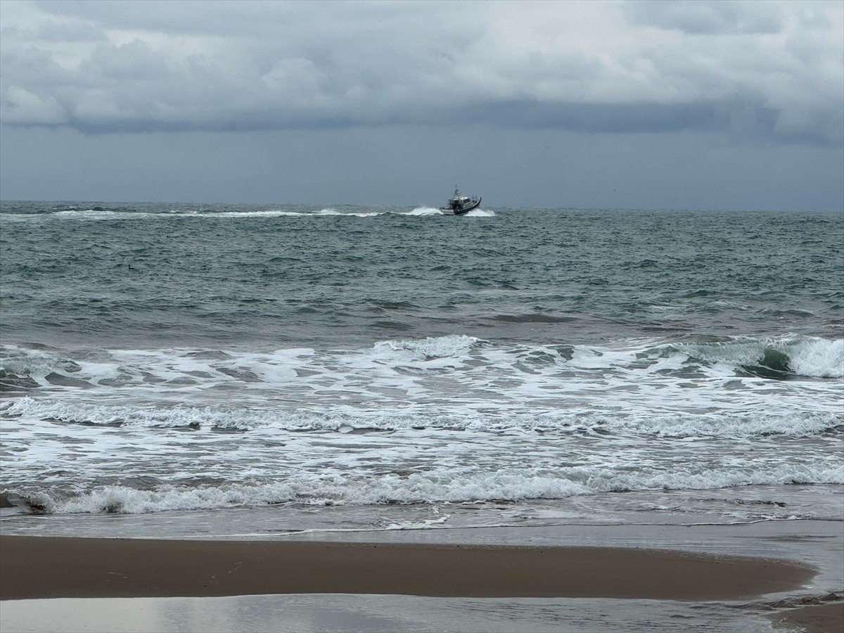 Bartın'da şişme botun alabora olması sonucu denize düşen 2 kişi kurtarılarak hastaneye...